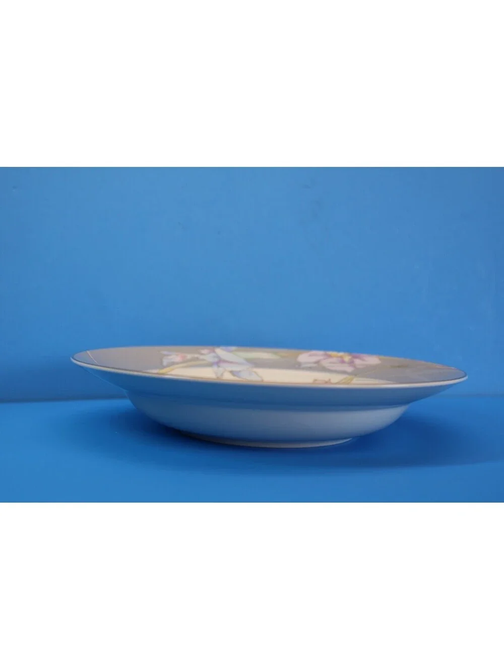 Vtg Rimmed Serving/Soup 8 3/8